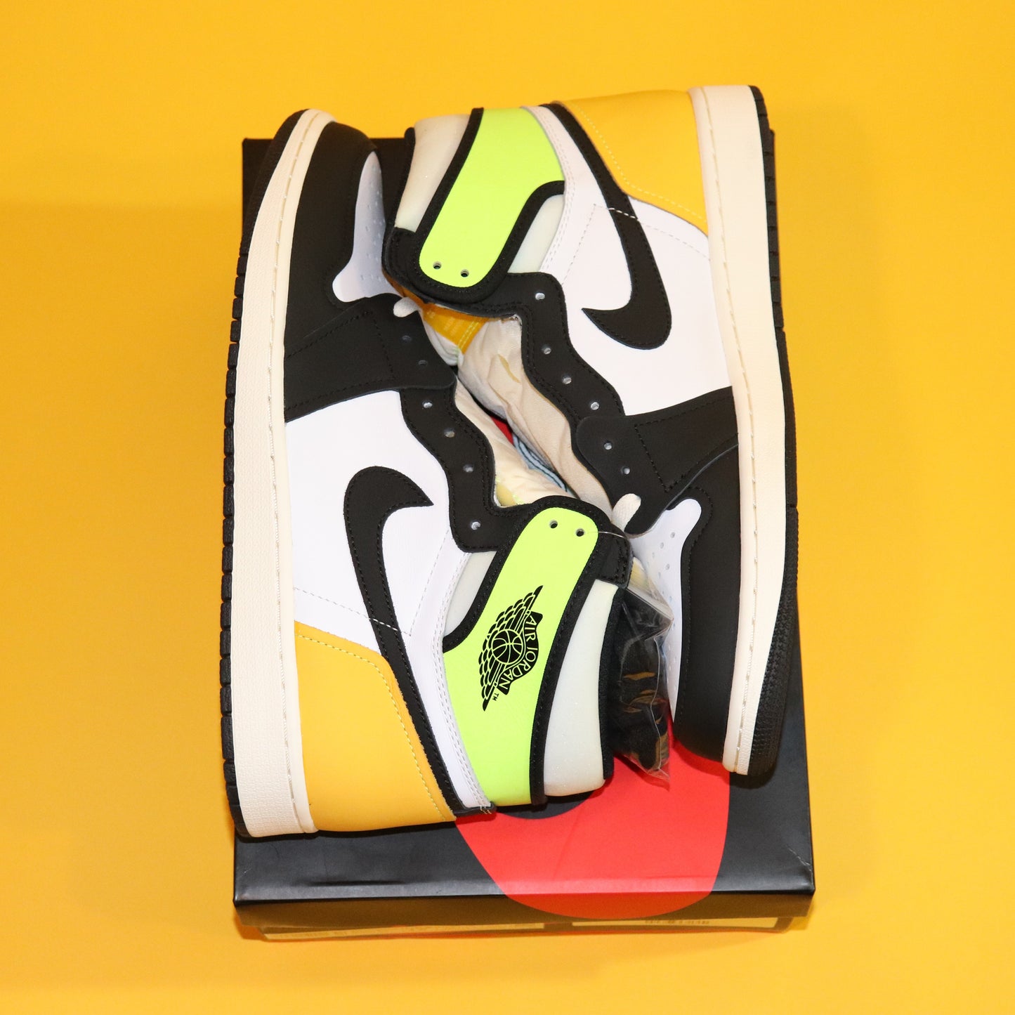 Air Jordan 1 Retro "VOLT GOLD"